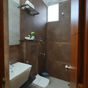 EMBASSY PARK - Near US consulate, Apollo hospital, Sankaranethralaya - Bathroom