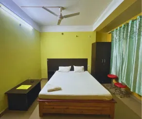 H K Residency Near Kalakshetra - Room