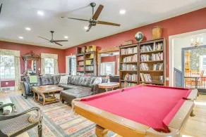 On 7 Acres! Riverfront Estate w/ Views in Denton - Interiør
