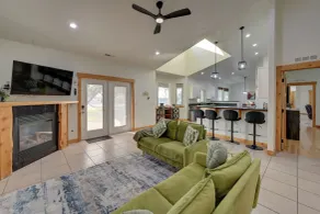 Kennewick Hideaway: Yard, Deck, 2 Living Rooms - Innvendig