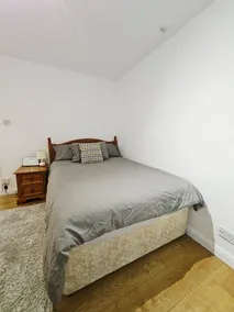 Modern fully furnished 2-bedroom apartment in Egremont for short & extended stay, ideally located for Sellafield contractors, engineers, NHS staff and business travellers The property offers free parking & WiFi - Værelse