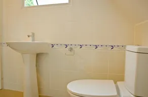 Ocean Spray Self-Catering Apartments - Bathroom