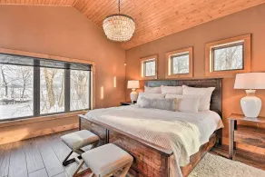 Lakefront Cabin Retreat, 2-acre Lot w/ Deck! - Interiør