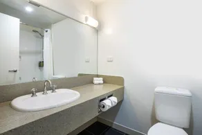 Holiday Inn Melbourne Airport by IHG - Bathroom