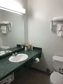 Super 8 by Wyndham Central Pt Medford - Salle de bain