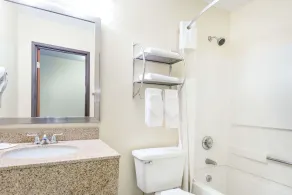 Super 8 By Wyndham Franklin/Middletown Area - Salle de bain