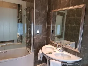 Quebecs - Bathroom
