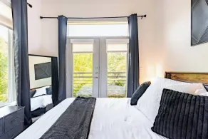 Riverwalk Oasis - Pool, Free Parking Views - Zimmer
