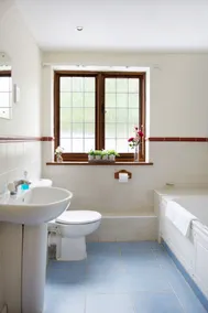 Little Foxes Hotel & Gatwick Airport Parking - Baño