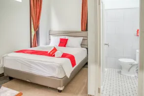 RedDoorz near Taman Mini Jakarta - Habitación