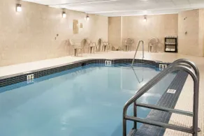 Days Inn & Suites by Wyndham Cochrane - Piscine