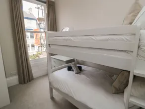 Casa rural apropiada para familias con barbacoa y jardín | Vistas a la playa | En la playa | Se admiten mascotas - Habitación