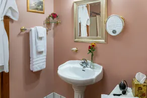 Angel at Rose Hall - Bathroom