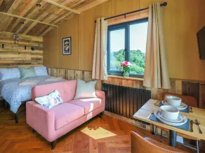 Hen's Hideaway - Room