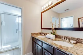 3BD Townhouse Themed 10 min to Disney l Gated - Badeværelse