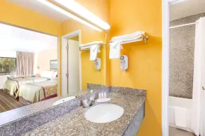 Days Inn by Wyndham Little River - Salle de bain
