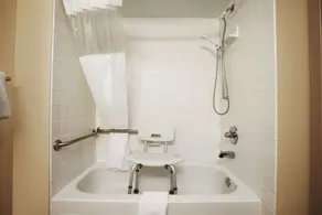 Days Inn & Suites by Wyndham Cedar Rapids - Salle de bain