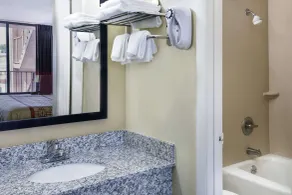 Days Inn by Wyndham Columbus-North Fort Moore - Salle de bain