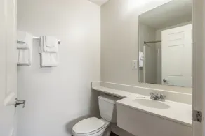 HomeTowne Studios & Suites by Red Roof Charlotte - Concord - Badezimmer