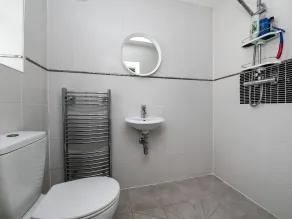 Specious 3bed property with parking & large garden - Bathroom