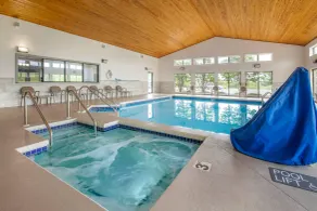 Comfort Inn & Suites New Lisbon - Basseng
