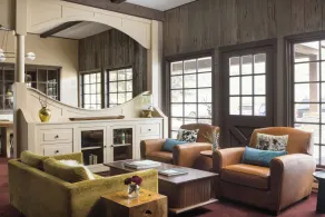 The Virginian Lodge, an Outbound Hotel - Sitzecke in der Lobby