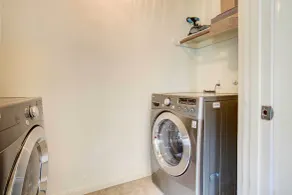 Downtown Houston Townhome w/ City Views! - Interior