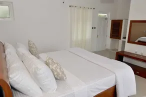 Rose Hill Bungalow  - Camera