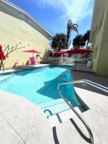 2BR Steps to Beach & Downtown w pool Unit 2 - Pool