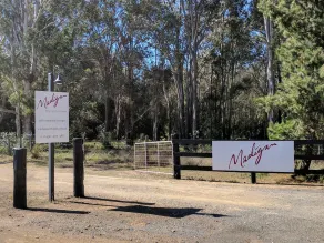 Madigan Cottages - Australiana - Interior entrance