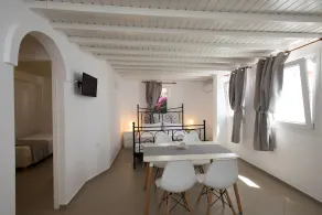 Lirous Studios - Room