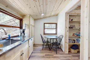 Secluded, Quiet Cabin in the Pines w/ Fire Pit - Innenbereich