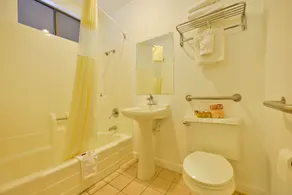 Rodeway Inn Fallbrook Downtown - Bathroom