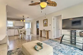 Fort Walton Beach Condo: Walk to Local Beach! - Intérieur