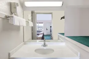 Knights Inn Peru - Bathroom