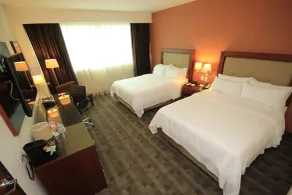 Holiday Inn & Suites Plaza Mayor by IHG - Zimmer