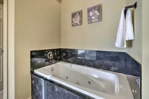 Elegant Vacation Rental w/ Private Yard! - Badeværelse