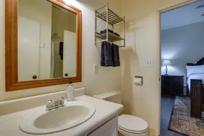 Charming Anchorage Home w/ Private Hot Tub! - Badeværelse