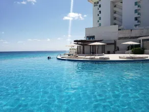 Beach Front Cancun - Infinity pool
