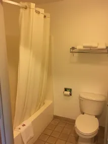 Super 8 by Wyndham Erwin, I-26 Exit 37 - Salle de bain