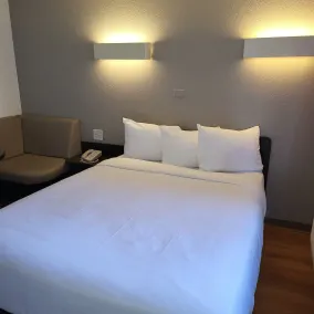 Super 8 by Wyndham Santa Clara - Chambre