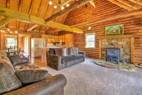 Rustic Zanesville Getaway w/ Expansive Yard! - Interiør
