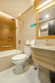 Microtel by Wyndham South Forbes near Nuvali - Badezimmer