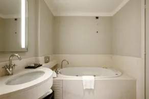 FlyOn Hotel & Conference Center - Bathroom