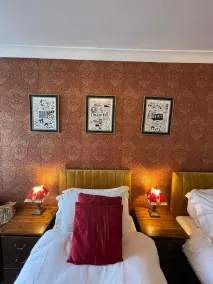 McGraths Hotel & Public Bar - Room