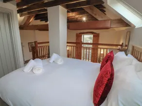 Tom's Barn - Rom