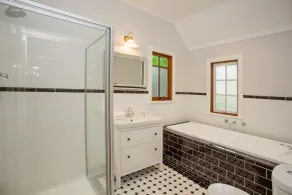Oak Tree Lodge - Bathroom