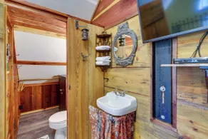 Pet-Friendly Eureka Springs Rental w/ Private Deck - Innvendig