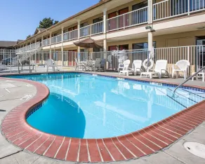 Quality Inn & Suites Woodland - Sacramento Airport - Piscine
