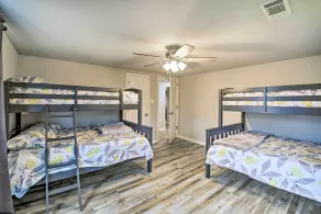 11 Mi to Lake Ouachita: Family Cabin w/ Yard - Innvendig